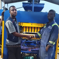 Machine à briques solides en béton, ciment et sable QT4-16 avec logo pour le Congo