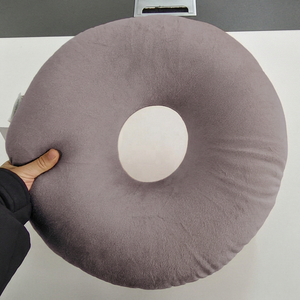 Coussin de canapé personnalisé en forme de donut avec logo, protection lisse pour les oreilles avec trou pour les dormeurs et les personnes ayant des trous d'oreilles percés - Product Image 1