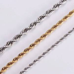 Collana in Acciaio Inossidabile Placcato Oro 18K con Forma Geometrica e Catena a Corda - Product Image 4