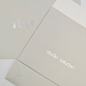 Sacs en papier écologiques biodégradables en matériaux recyclés avec logo argenté, personnalisables pour vêtements et chaussures - Product Image 3