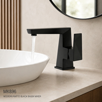 Keran wastafel kamar mandi modern bergaya geometris persegi, warna hitam matte, bahan kuningan, tuas tunggal, dipasang di atas meja.