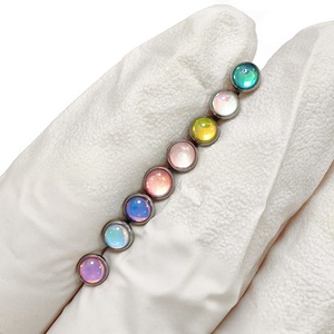 Piercing en titane F136 pour <span class=keywords><strong>l</strong></span>'<span class=keywords><strong>oreille</strong></span>, <span class=keywords><strong>l</strong></span>èvre et langue, avec <span class=keywords><strong>film</strong></span> pailleté <span class=keywords><strong>d</strong></span>égradé et multicolore irisé effet goutte <span class=keywords><strong>d</strong></span>'huile, en titane G23 - Product Image 3