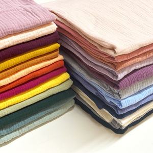 قماش شاش مزدوج من القطن 100%، قماش موسلين عضوي سادة مصبوغ، كريب مجعد، بطانية قماط للأطفال من طبقتين، متوفر بالمخزون للبيع بالجملة والتخصيص - Product Image 3