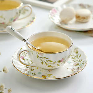 Juego de 6 tazas y platillos de porcelana fina con borde dorado y diseño floral, con cuchara y soporte - Product Image 4