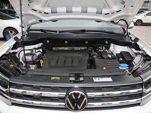 فولكس فاجن ثارو موديل 23 طراز 300TSI إصدار نيو مون، سيارة دفع رباعي مدمجة بميزات متقدمة وقيادة مريحة ومحرك بنزين فعال - Product Image 5