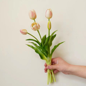 Bouquet di <span class=keywords><strong>Tulipani</strong></span> Artificiali in PVC Realistico, <span class=keywords><strong>Tulipani</strong></span> Finti Fatti a Mano in Stile Europeo, Bouquet da Sposa per Decorazioni Alberghiere - Product Image 4