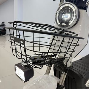 Bicicleta Eléctrica Urbana Blanca con Canasta Delantera y Faro LED - Product Image 5
