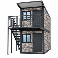 Maison modulaire conteneurisée à deux étages en gros avec revêtement à motif pierre et escalier extérieur pour projets de complexes hôteliers tropicaux