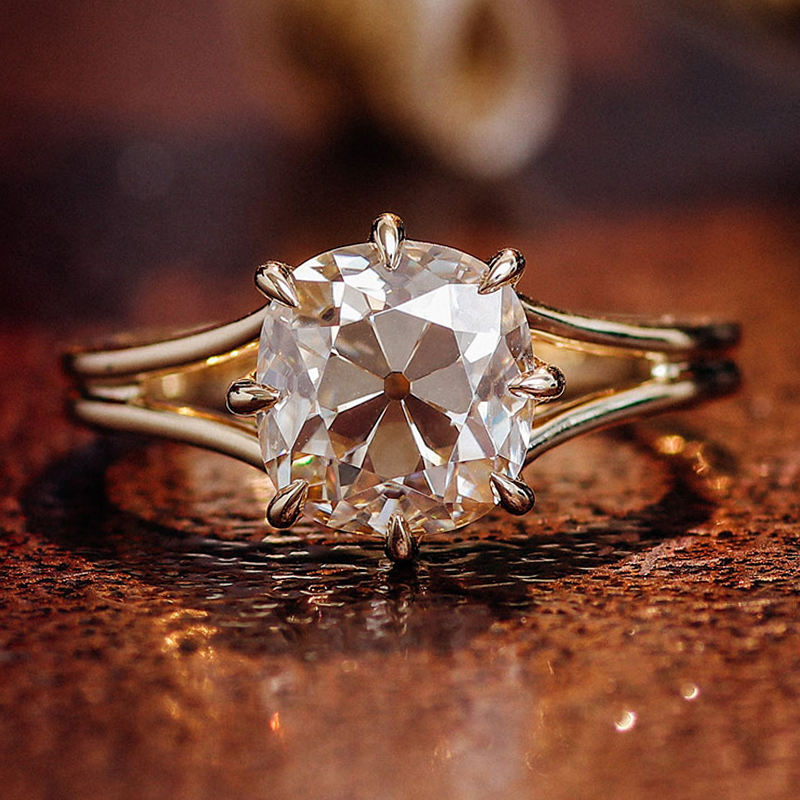 Bague en or massif 14 carats avec moissanite et diamants.