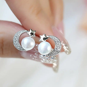 Orecchini a perno con perle a forma di stella e luna, design celeste minimalista, eleganti gioielli da donna alla moda, regalo per l'uso quotidiano - Product Image 2