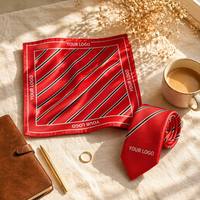 Ensemble de cravate et foulard rayés rouges à impression numérique de luxe, en twill de soie de mûrier 100% haute densité, avec logo personnalisé et bords finis à la main