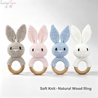 Hochet musical gonflable en coton crocheté fait main avec lapin, jouet apaisant pour bébé nouveau-né en bois de hêtre naturel pour la dentition
