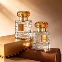Flacon de parfum de luxe en verre transparent gravé, bouchon champignon ambré, logo personnalisé, flacon pulvérisateur de parfum vide, OEM ODM