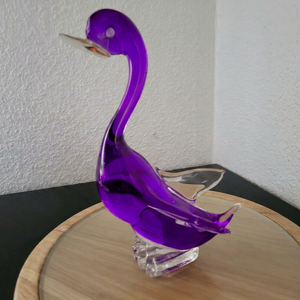 Figura de cisne de vidrio morado soplado a mano, artesanía decorativa con temática animal, pieza de arte hecha a mano - Product Image 1