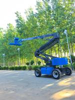 Nacelle élévatrice articulée automotrice à bras courbé de bonne capacité de franchissement pour terrains en pente