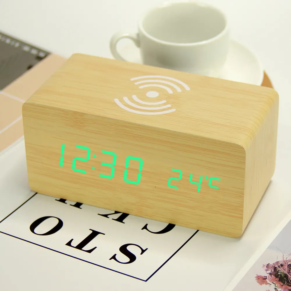 El mejor regalo Reloj de mesa de escritorio promocional Reloj digital Cargador inalámbrico Teléfono Carga inalámbrica Reloj despertador LED de madera