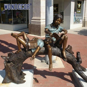 Wondecor Statues en bronze grandeur nature personnalisées <span class=keywords><strong>de</strong></span> compagnons assis sur des troncs d'arbres arqués lisant ensemble - Product Image 2