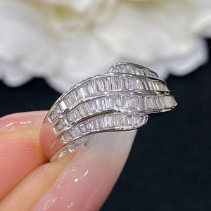 Anello con texture a onde per donna, gioiello da dito elegante e scintillante - Product Image 5