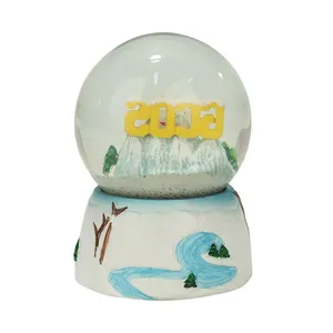 Gatto fortunato con globo di neve in resina personalizzato con grande montagna invernale