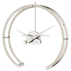 Reloj de mesa rectangular de metal con acabado dorado, perfecto para una decoración elegante del hogar y un estilo atemporal - Product Image 3