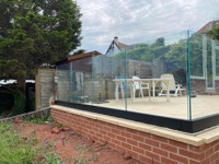 Rampe en verre à profil en U en aluminium noir à montage supérieur pour balcon et terrasse, balustrade et main courante extérieures