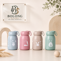 Bouteille en verre cylindrique personnalisée avec logo, 100 pièces en gros, 320 ml (10,8 oz), motif lapin mignon, bouchon à vis, manchon en silicone, écologique et portable
