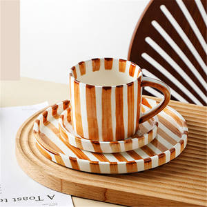 Tasses et assiettes en céramique peintes à la main, design haut de gamme, pour le thé de l'après-midi et les boissons - Product Image 4