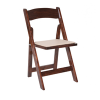 Vente en gros de chaises pliantes en bois naturel marron pour jardin Wimbledon rembourrées pour mariage