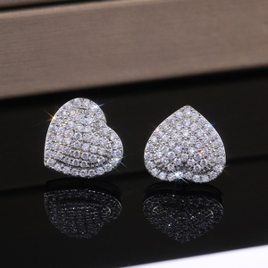 Orecchini a perno a forma di cuore scintillante da donna, eleganti orecchini a lobo a forma di cuore, gioielli alla moda per tutti i giorni e feste - Product Image 1