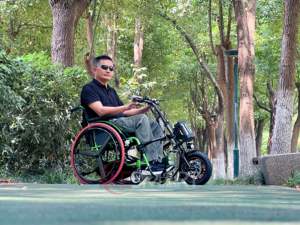 Offre Spéciale 12 ''36 V 350W fauteuil roulant manuel vélos à main électriques pour handicapés <span class=keywords><strong>prix</strong></span> d'usine fournitures de thérapie de réadaptation - Product Image 3