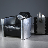 Canapé convertible Chesterfield unique d'inspiration vintage, style aviateur traditionnel, avec pieds en bois massif, fauteuil en cuir à dossier capitonné