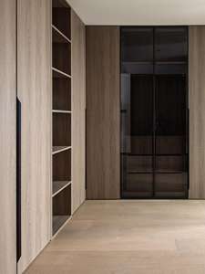 Armoire moderne sur mesure pleine grandeur avec coins arrondis, portes en bois massif, caractéristiques réglables, finition noyer pour mobilier de chambre - Product Image 6