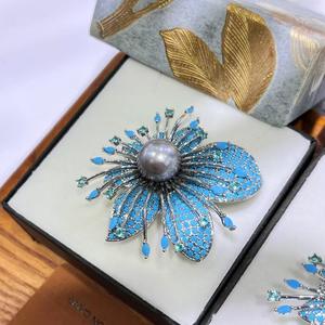 เข็มกลัดรูปดอกไม้ใบใหญ่ประดับมุกและเพชรซิรคอนฝังละเอียด สำหรับติดเสื้อสูท ลายตัวเลข - Product Image 2