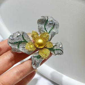 Nuevo Broche de Lujo con Incrustaciones de Microcirconitas en Forma de Mariposa y Flor, Perla de Agua de Mar para Trajes y Abrigos, Patrón Numérico en el Pecho - Product Image 1