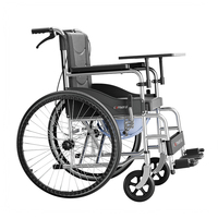 Fauteuil roulant pliable de haute qualité avec pneus pleins de 24 pouces et coussin de siège doux lavable, cadre en acier au carbone avec frein à main, plateau et table