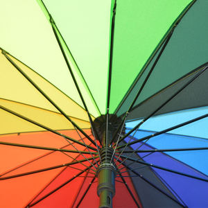 Parapluie de voyage en pongee en gros, avec long manche, semi-automatique, ouverture automatique, fonction de suspension, 16 baleines, couleurs arc-en-ciel - Product Image 4