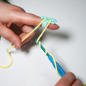 Finger Yarn Guide Plastic Knitting Tool Portable Yarn Weaver For DIY Sweater <b>Crafting</b> <b>Light</b> Blue Pink Yellow Green - Product Image 4