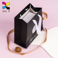 Sacs en papier de qualité supérieure réutilisables et écologiques personnalisés en usine pour cadeaux vêtements logo personnalisé en feuille d'argent