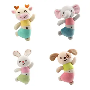 Contoh gratis baru lahir boneka mainan bayi BB Squeaker tangan mainan kerincingan