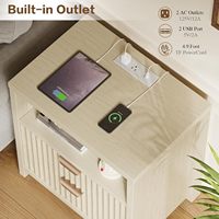 Nakas Modern Bergaya Fluted dengan 2 Laci dan Stopkontak AC Terintegrasi, Meja Samping Kayu Kokoh untuk Kamar Tidur, Ruang Tamu, dan Rumah