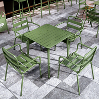 Ensemble table et chaises de café en bambou moderne, mobilier d'extérieur commercial, idéal pour les salons de thé, terrasses et bars.