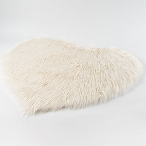 Super doux mignon <span class=keywords><strong>forme</strong></span> <span class=keywords><strong>en</strong></span> coeur joli <span class=keywords><strong>tapis</strong></span> intérieur fausse fourrure <span class=keywords><strong>de</strong></span> <span class=keywords><strong>lapin</strong></span> blanc moelleux <span class=keywords><strong>tapis</strong></span> pour chambre <span class=keywords><strong>tapis</strong></span> <span class=keywords><strong>de</strong></span> chevet - Product Image 1