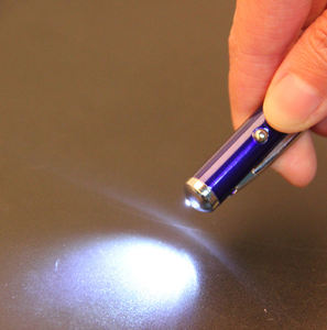 Stylo bille en métal 4 en 1 avec lampe torche blanche, laser rouge, écran tactile et lampe de poche LED - Product Image 2