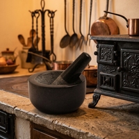 Mortier et pilon en granit de haute qualité avec des outils de cuisine en matériaux naturels pour les épices