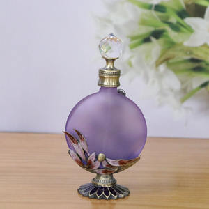 Vente en gros de flacons de <span class=keywords><strong>parfum</strong></span> en verre avec feuille d'érable peinte et incrustée de cristaux-Huile essentielle de qualité supérieure pour femmes du Moyen-Orient - Product Image 6