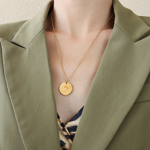 Collier chaîne de pull en acier inoxydable étanche avec plaqué or PVD 18 carats, pendentif <span class=keywords><strong>Petit</strong></span> <span class=keywords><strong>Prince</strong></span> rond de longueur moyenne - Product Image 4