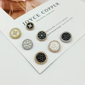 กระดุมโลหะยี่ห้อ Heng <span class=keywords><strong>Wei</strong></span> ขนาด 18 มม./16 มม./14 มม. ประดับด้วยคริสตัล  รับสั่งทำโลโก้แบรนด์บนกระดุมโลหะสำหรับเสื้อโค้ท - Product Image 1