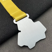 Médaille ronde gaufrée Radial Sunburst avec ruban imprimé étoile rouge gris pâle pour concours sportifs, ensemble de trophées trois niveaux