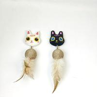 2025 nouveaux jouets de chat en peluche noir écologique avec longue queue boule de Sisal plume mignon tête de chat aux grands yeux drôle jouets de chat en peluche