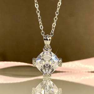 Collana con Pendente a Quattro Punte a Forma di Cuscino per Donne, Gioielli Geometrici alla Moda per Uso Quotidiano, Regalo - Product Image 1